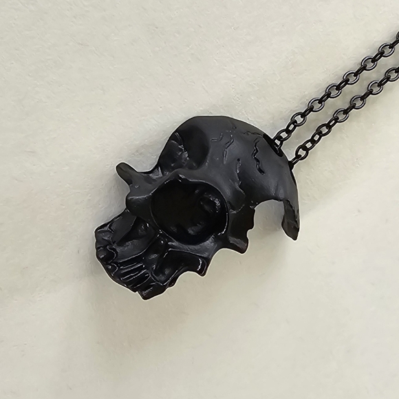 💀 Cracked Black Skull Necklace - Picture 4 of 5